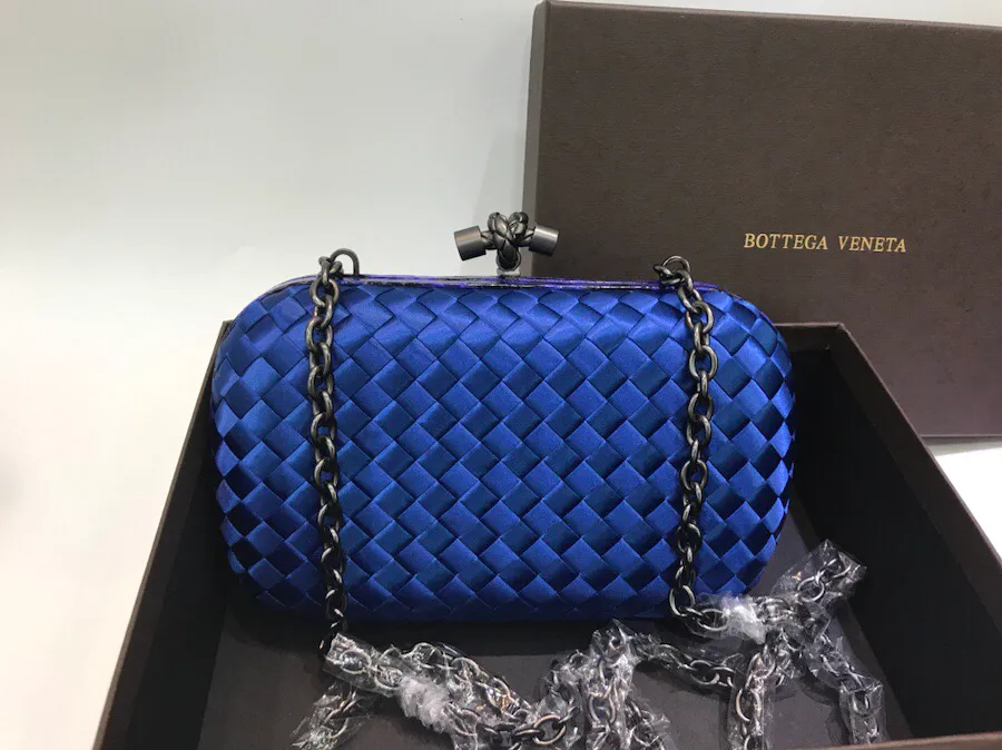 The latest and most popular Knot clutch from the 8651 counter is made of exquisite Japanese silk fabric with snakeskin piping. It looks elegant when worn cross-body or in the hand. It can also be carried by petite girls and can hold 2 iPhone X phones. Size: 20cm*12cm